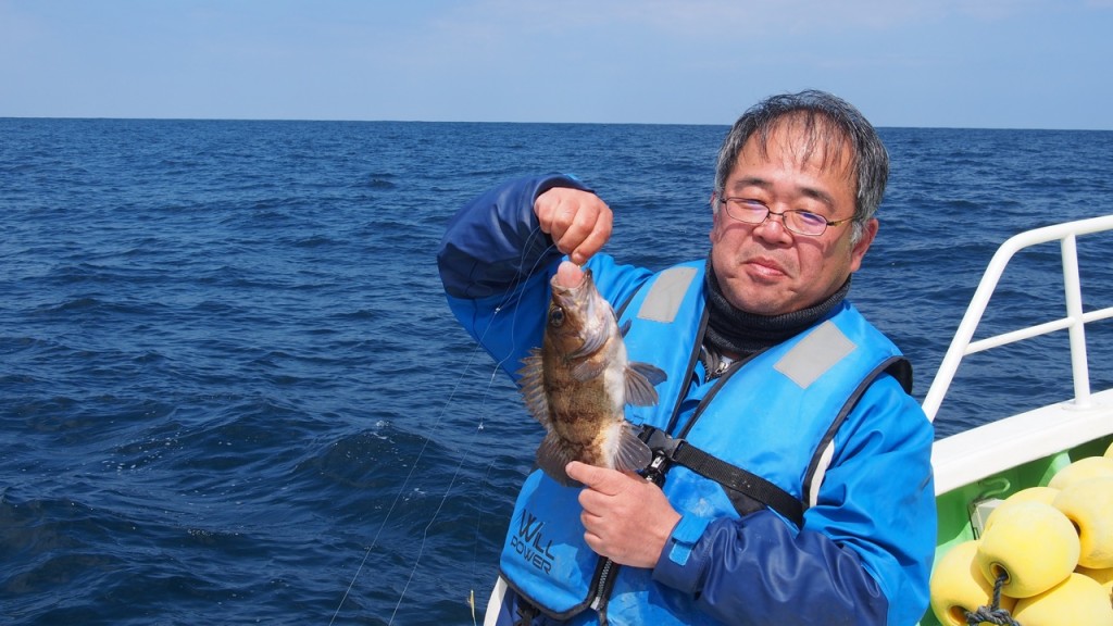 普段から釣りをされるというＭ日新聞のＳ本記者もシロメバルをゲット。